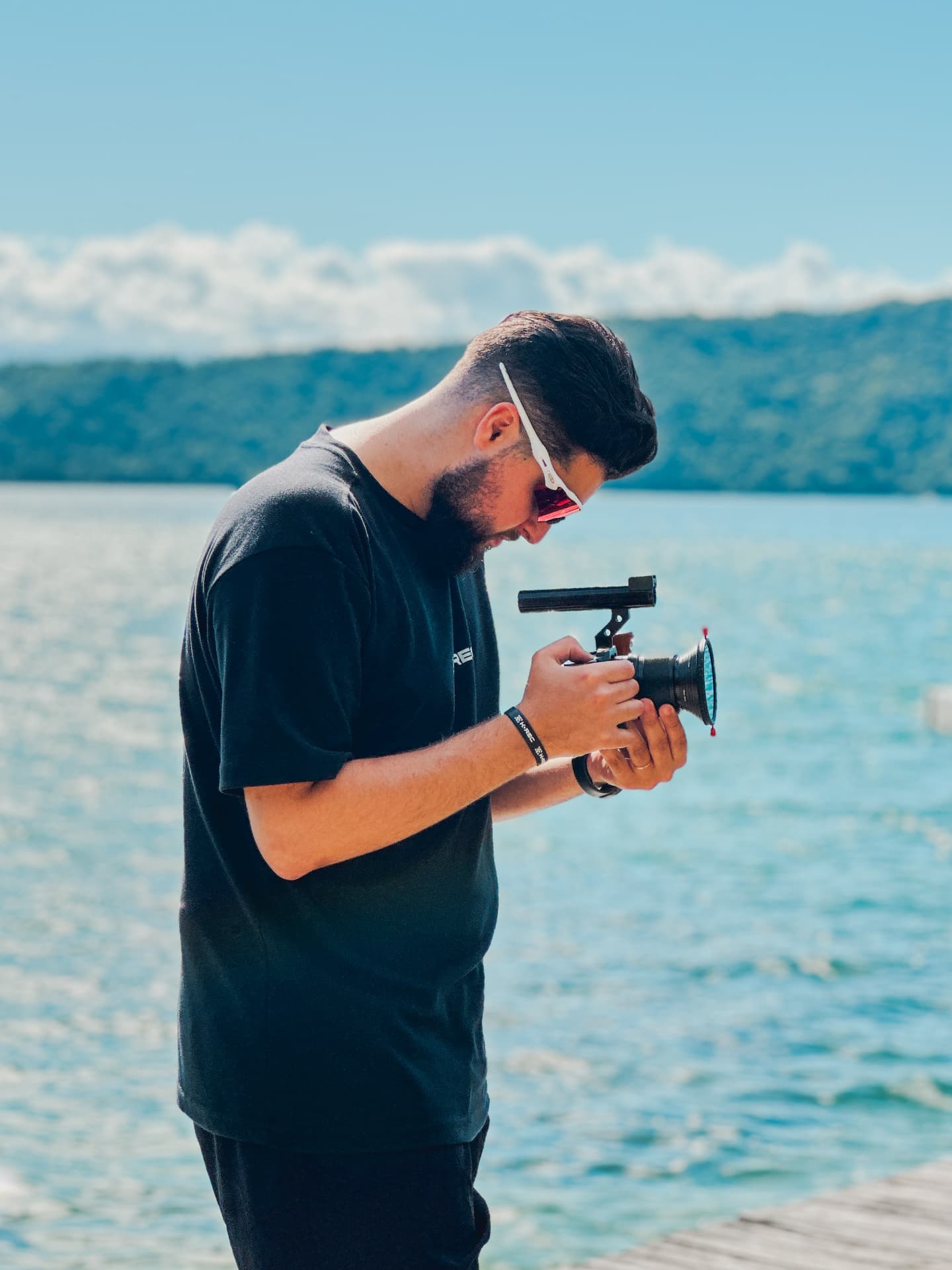 Diretor da K-REC conferindo take em gravação externa