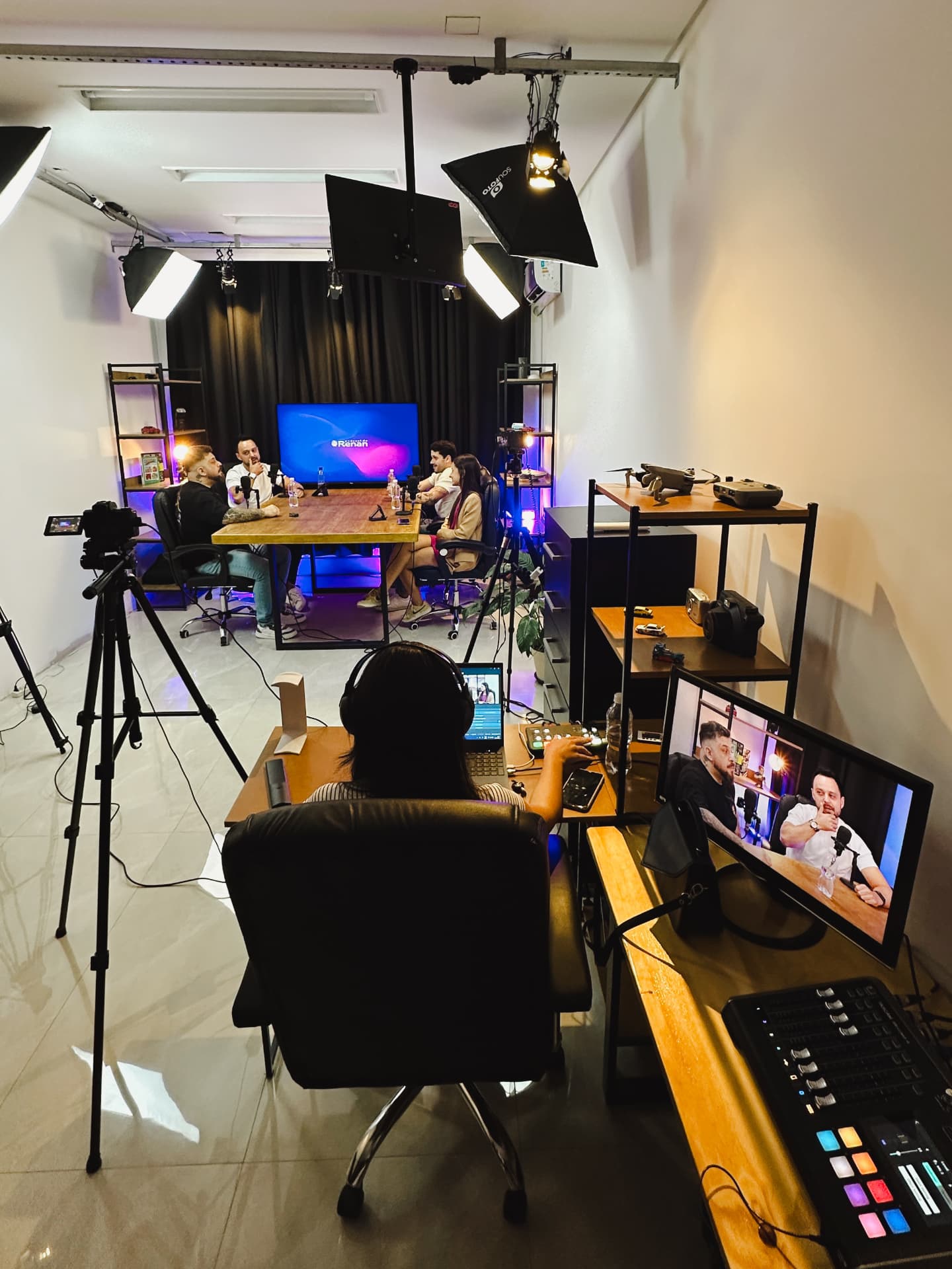 Gravação de podcast com quatro convidados no estúdio da K-REC